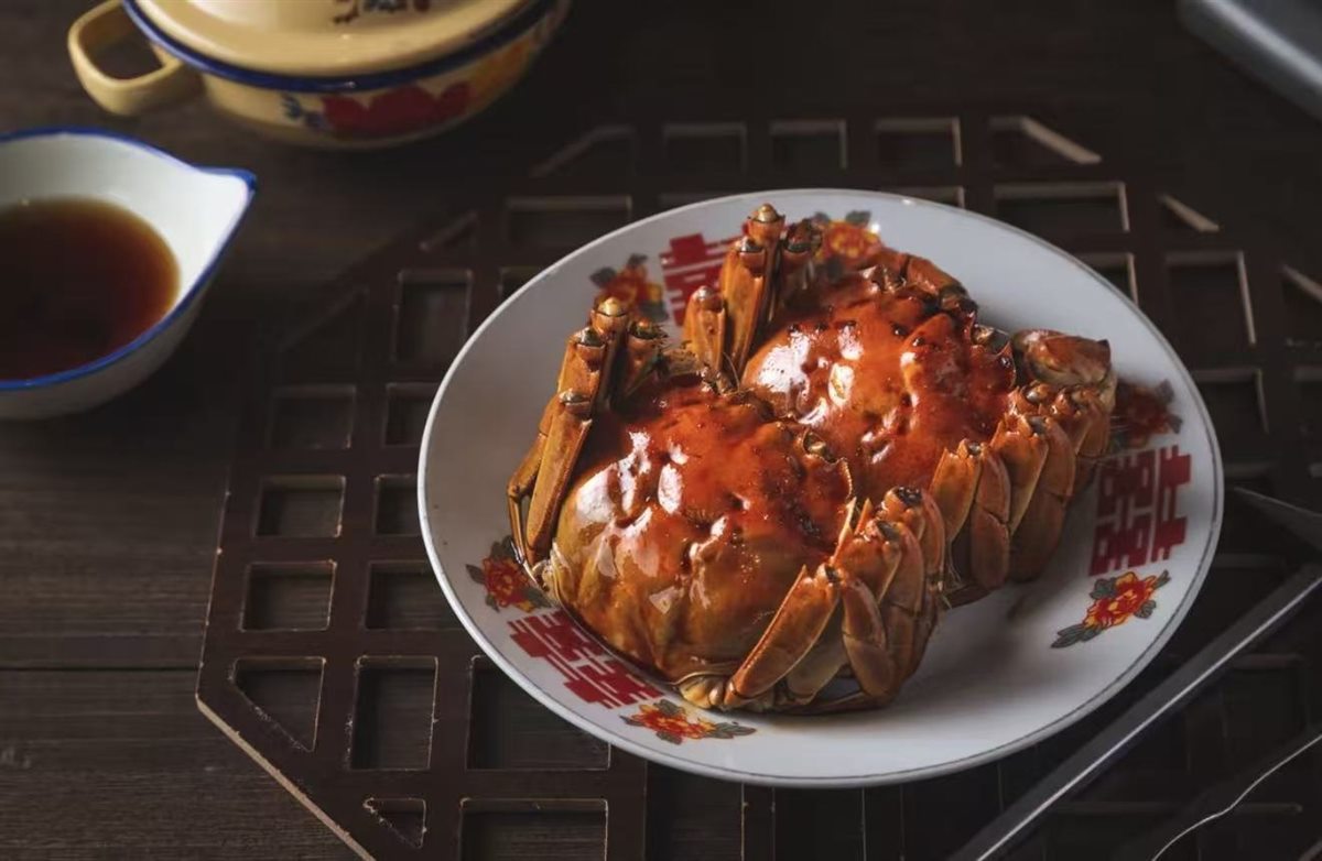 盘中的整只蟹